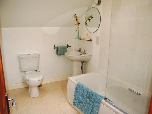 MelmerbyElseghyll Barn的浴室配有卫生间、盥洗盆和浴缸。