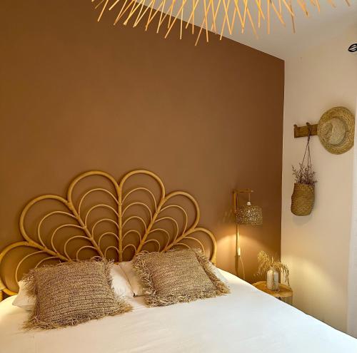 萨拉济Villa Couleur Nature的一间卧室配有一张带金色床头板的床