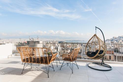 比雷埃夫斯WYZ Piraeus的一个带椅子和秋千的屋顶露台