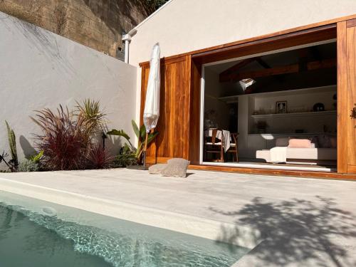 波尔图CASA DOS OLIVAIS的卧室旁带游泳池的房子