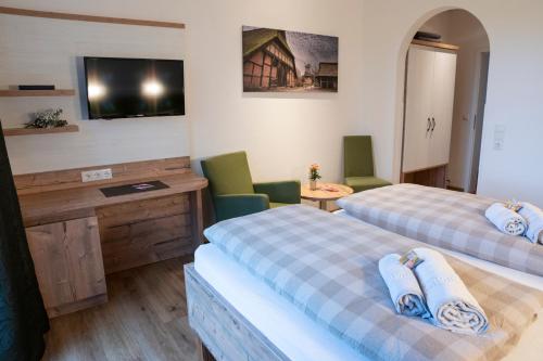 ApenHotel Am Deich的酒店客房设有两张床和电视。