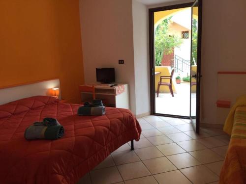 卡拉古诺内Affittacamere Casa del Sole的一间卧室,配有一张带两个袋子的床