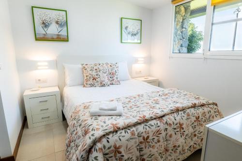 拉奥罗塔瓦Estancia Julia的一间卧室配有床和2个床头柜