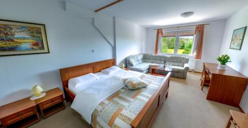 柳托梅尔Gostišče - Guest house STARI HRAST的一间卧室设有一张床和一间客厅。