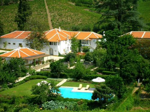 比索达雷加Casa da Azenha的享有带游泳池的房屋的空中景致