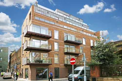 伦敦Stayo Apartments Southbank的城市街道上高高的砖砌建筑,设有阳台
