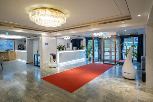 斯德哥尔摩Livington Hotel的大堂设有红色地毯的大房间