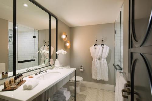 阿德莱德梅费尔酒店的一间带水槽和镜子的浴室