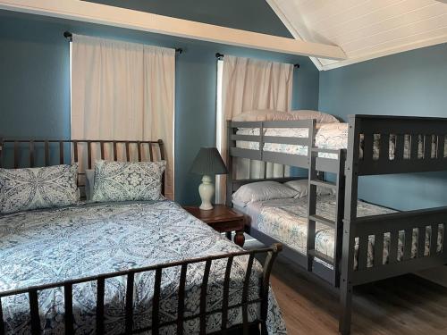 圣奥古斯丁Updated Red Door Revival in Downtown Saint Augustine的一间卧室设有两张双层床,拥有蓝色的墙壁。