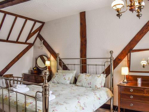 拉尔Heritage Lodge的一间卧室配有一张床和一个带镜子的梳妆台