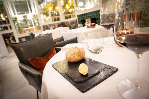 鲍内斯温德米尔吉尔平湖畔别墅酒店的一张桌子,上面放着一盘奶酪和酒杯