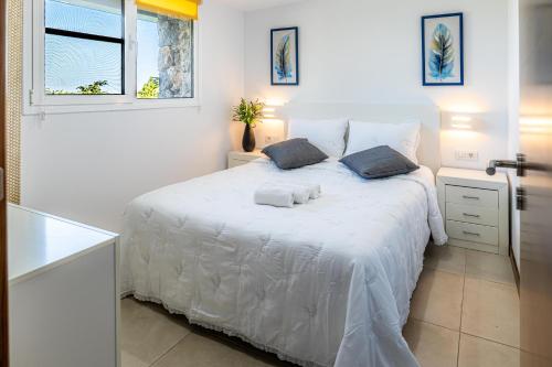 拉奥罗塔瓦Estancia Julieta的白色卧室配有白色床和2个枕头
