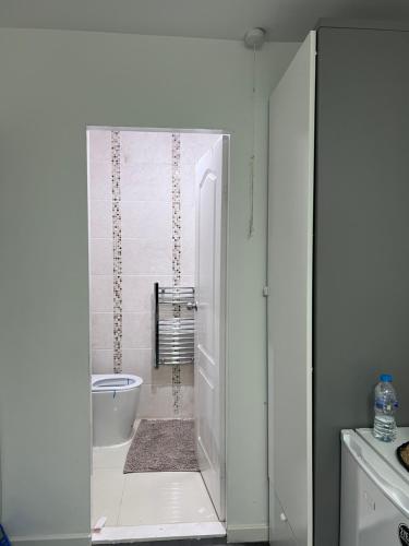 曼彻斯特Private room and ensuite Chorlton的带淋浴和浴缸的白色浴室