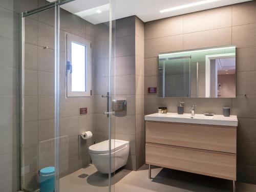 雅典雅典市中心阁楼公寓的一间带卫生间和玻璃淋浴间的浴室