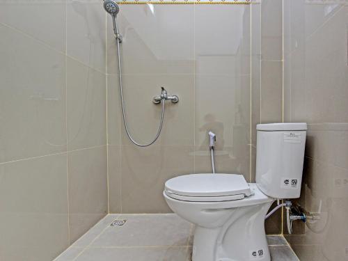 日惹Super OYO 92101 Elma Guesthouse的一间带卫生间和淋浴的浴室