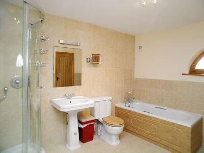 Filby斯特布尔斯乡村别墅的一间带水槽、卫生间和淋浴的浴室