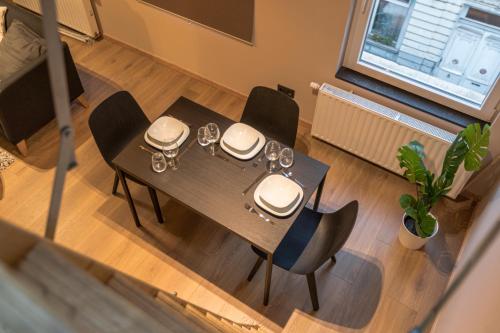 布鲁塞尔Golden Dove Luxury Aparts的享有餐桌和椅子的顶部景致
