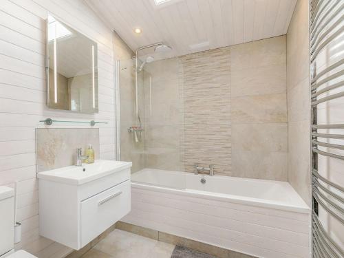 WillingtonErica Lodge的白色的浴室设有浴缸和水槽。