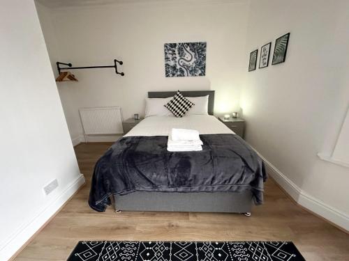 利物浦Wenlock Liverpool的一间卧室配有一张带黑白色棉被的床