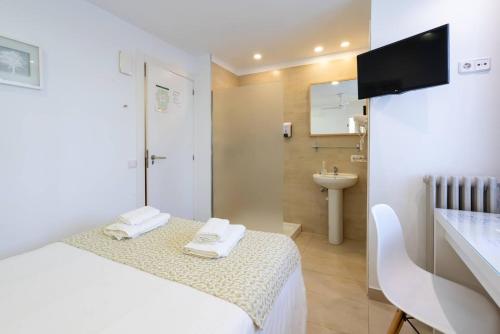 马略卡岛帕尔马博南尼旅馆的酒店客房设有床和水槽