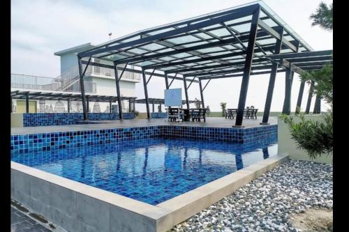 斯里曼绒彬彬流星瞭望台 The VenusBlock B 31st floor Sri Manjung的一座游泳池,旁边是一座凉亭