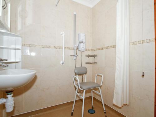 North SomercotesNursery Cottage的浴室设有淋浴,配有水槽旁的椅子