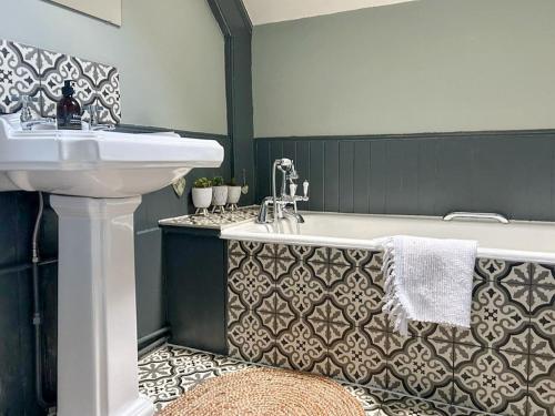 阿伯福伊尔克雷格达拉奇度假屋 的浴室配有盥洗盆和浴缸。