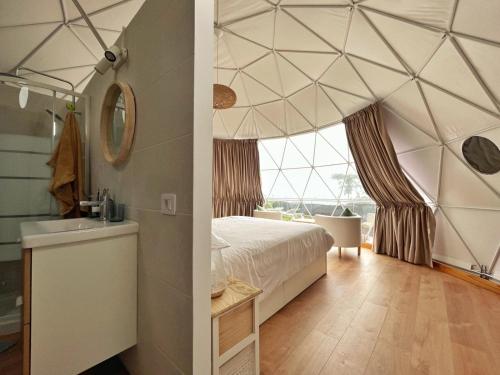ArafoDomo Volcano Suite Experience的一间带蜘蛛网的天花板的卧室