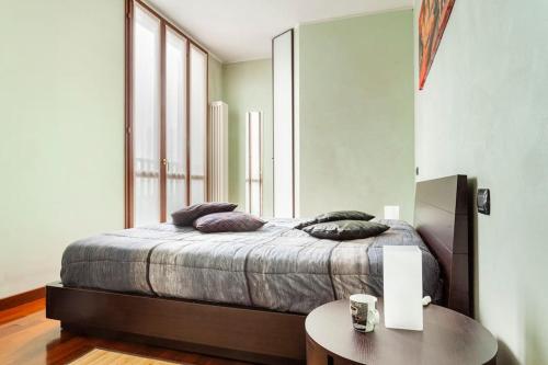 阿萨哥Forum Assago appartamento的一间卧室配有一张大床和一张桌子
