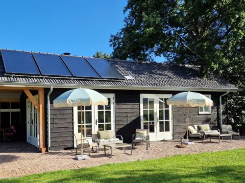 WanneperveenDe WiedenWeide的屋顶上设有太阳能电池板的房子