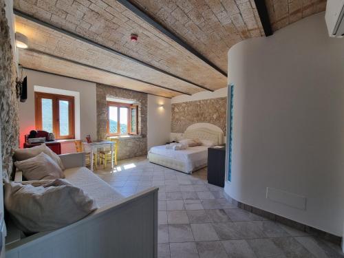 Rocca MassimaCASALE DEI PRIORI的客厅配有沙发和1张床