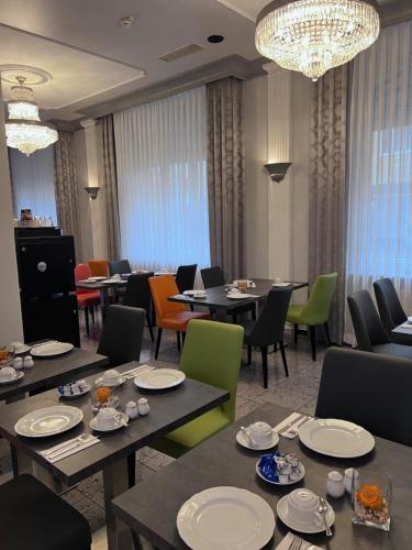 埃朗根加斯特豪斯克拉尔酒店的用餐室配有桌椅和吊灯。