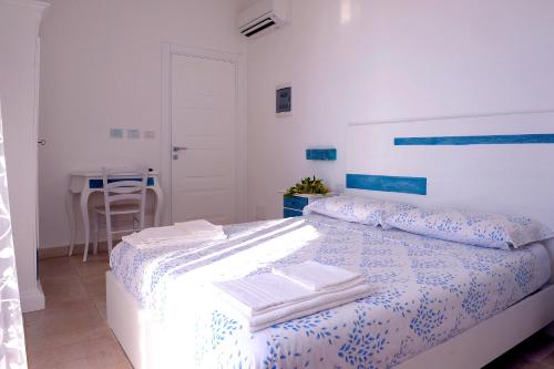 切萨雷奥港Villa Sofia Bed and Breakfast的一间卧室配有带毛巾的床