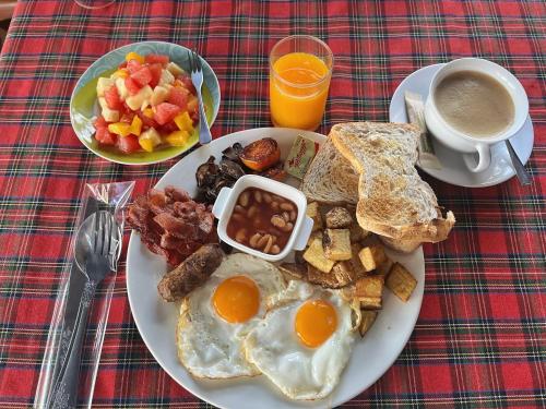 拜县拜县威恩班奈酒店的包括鸡蛋和烤面包的早餐盘