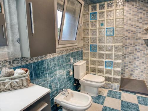 卡隆赫Casa Parc Aumell的一间带卫生间和水槽的浴室