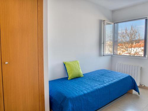 帕拉莫斯Piso les Pites的一间卧室设有蓝色的床和窗户。