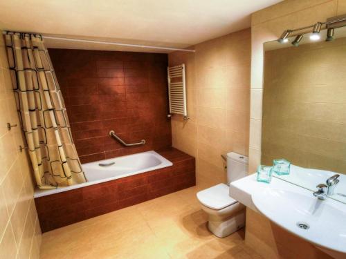 巴利-略夫雷加Casa Anem Fent的带浴缸、卫生间和盥洗盆的浴室