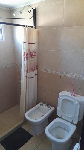 奥拉瓦里亚Alquileres Pedro的浴室配有卫生间、淋浴和坐浴盆。