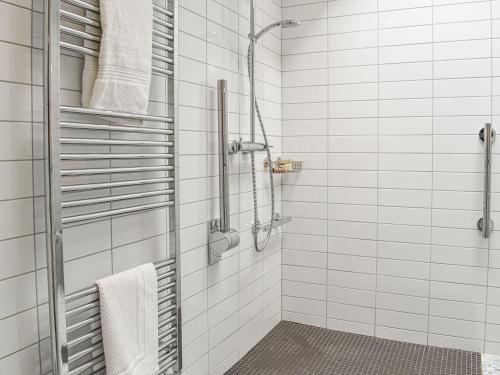 卡斯尔敦Church View - Ukc5700的浴室设有白色瓷砖淋浴。