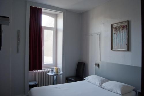 瑟堡瑟堡智能公寓式酒店（指南针）的卧室配有床、椅子和窗户。