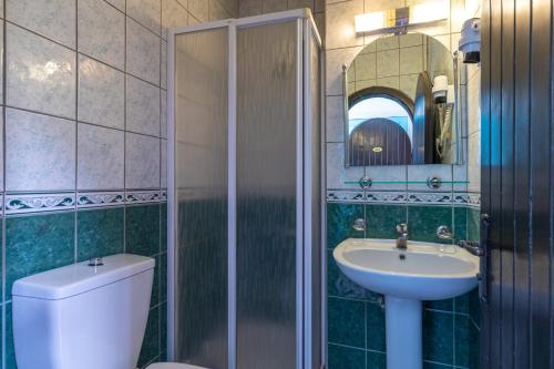 马尔马里斯Contess By Faros的一间带卫生间、水槽和镜子的浴室