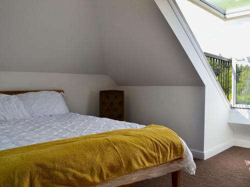 BentleyReeds Farmhouse的一间卧室配有一张黄色毯子床