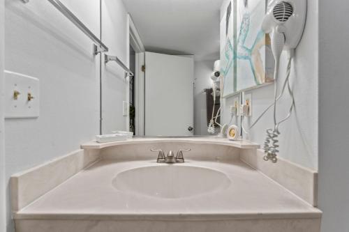 代托纳海滩oceanside inn的白色的浴室设有水槽和镜子