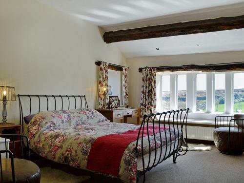 哈沃斯Far View Cottage的一间卧室设有一张床和一个大窗户