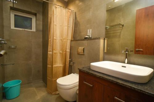 MundakāyamRoyalton Residency的一间带水槽、卫生间和淋浴的浴室