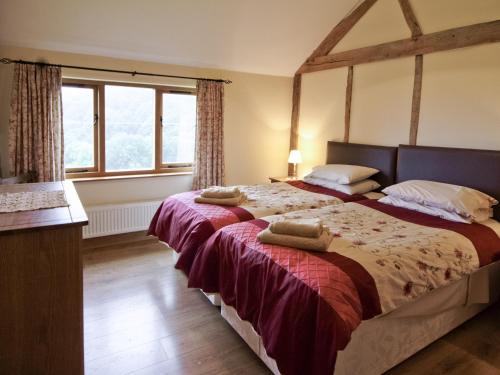 MochdreCwm Corn Barn - Hw7662的一间卧室配有一张带两个枕头的床