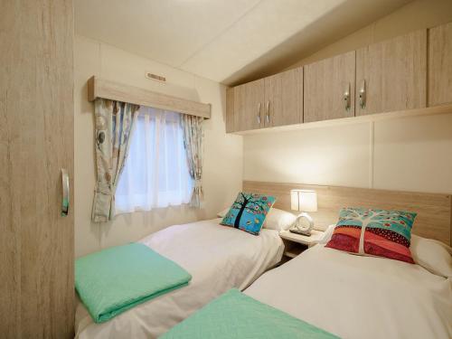 DollarThe Paddocks - Uk7112的小型客房 - 带2张床和窗户