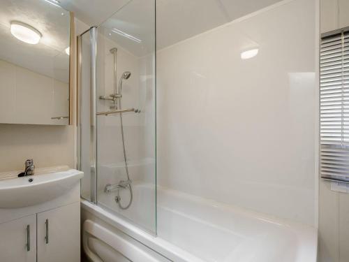 DollarThe Paddocks - Uk7112的带淋浴和盥洗盆的白色浴室