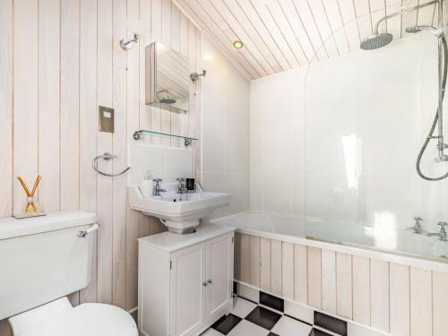 WillingtonLaurel Lodge的一间带水槽、浴缸和卫生间的浴室
