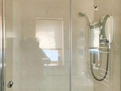 海伦斯堡Crossburn Hideaway的带淋浴的浴室和玻璃门